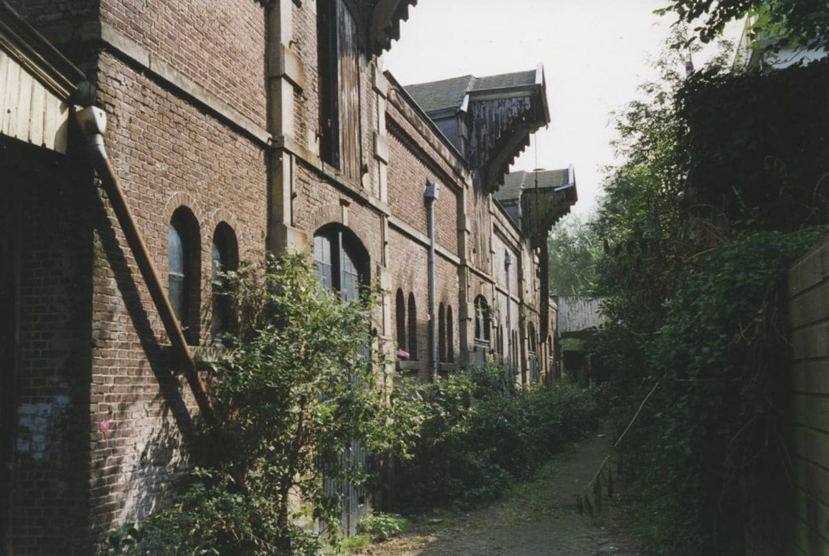 paardentram remise steeg begroeiing